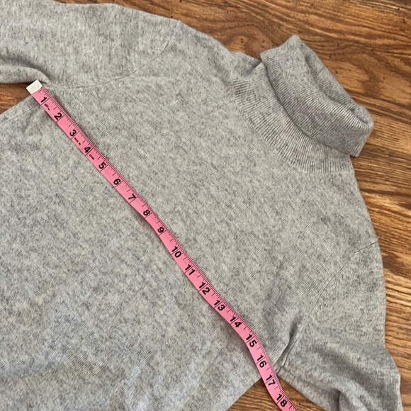 JENNIE LIU - Macy’s pearl gray 100% cashmere turtleneck sweater - Picture 4 of 6